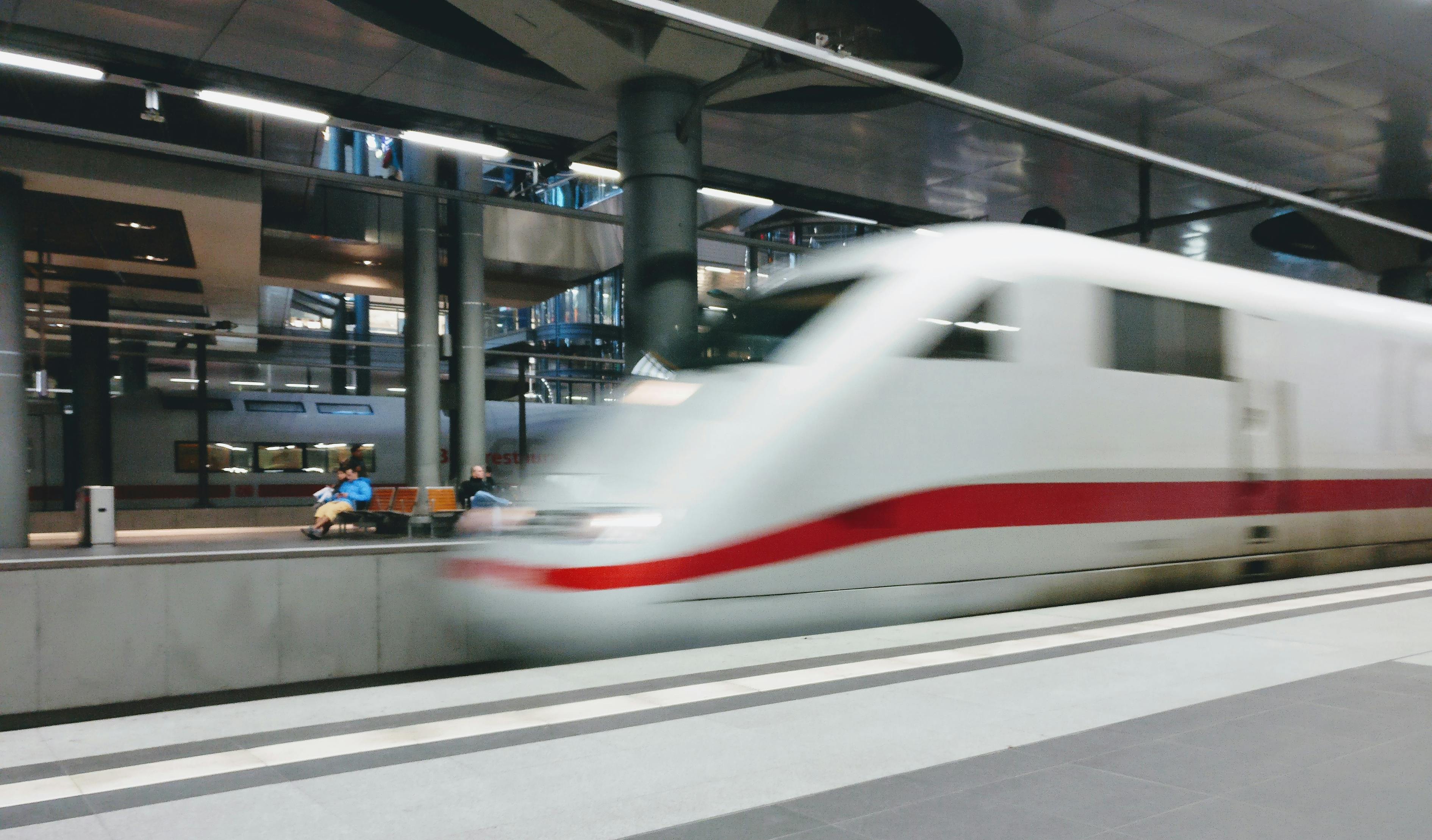 旅客突然跳入股道致列車晚點，鐵路杭州站通報