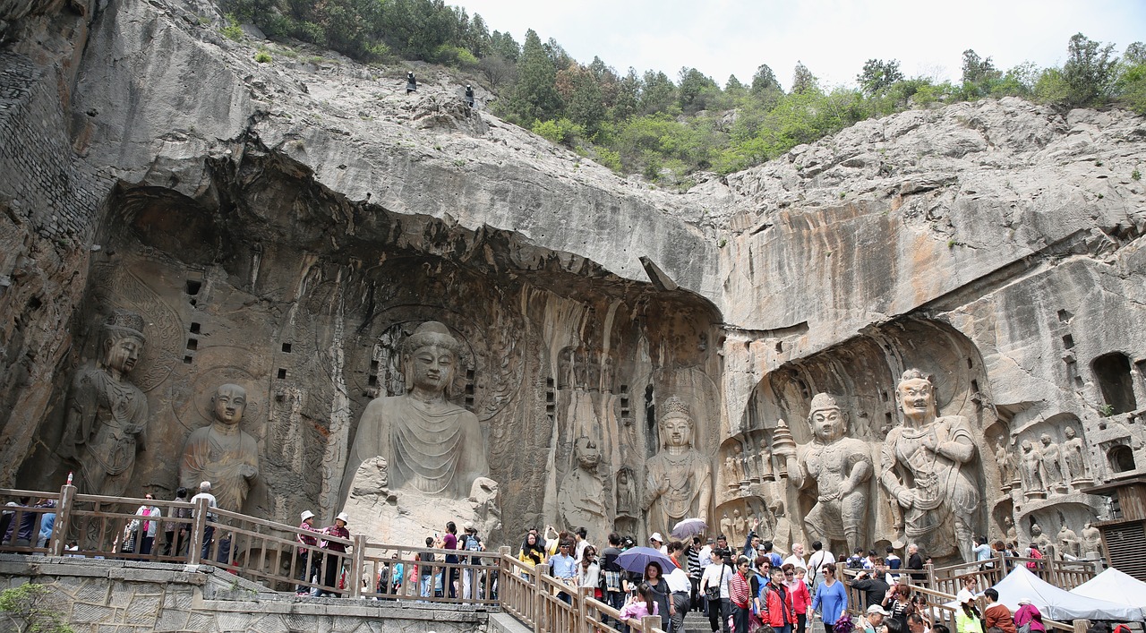 官方通報游客在洪崖洞景區(qū)遭違規(guī)攬客：對唐某行政罰款，限制從業(yè)