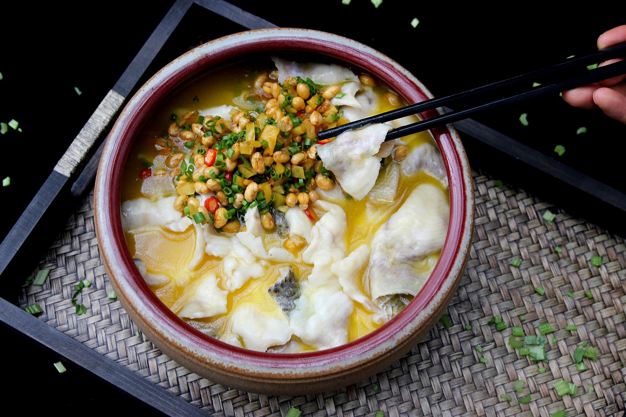 堂食現(xiàn)場(chǎng)烹炒、外賣多是預(yù)制菜，新華社：搞雙標(biāo)得治
