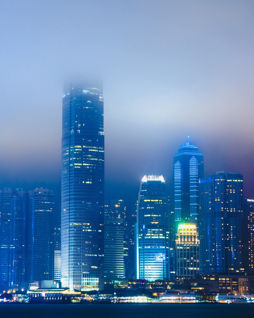 工友住進上海臨港這處安置點，第一時間給家里打電話報平安